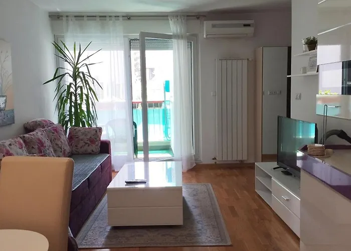 Quiet Apartment In City Center, Free Private Parking